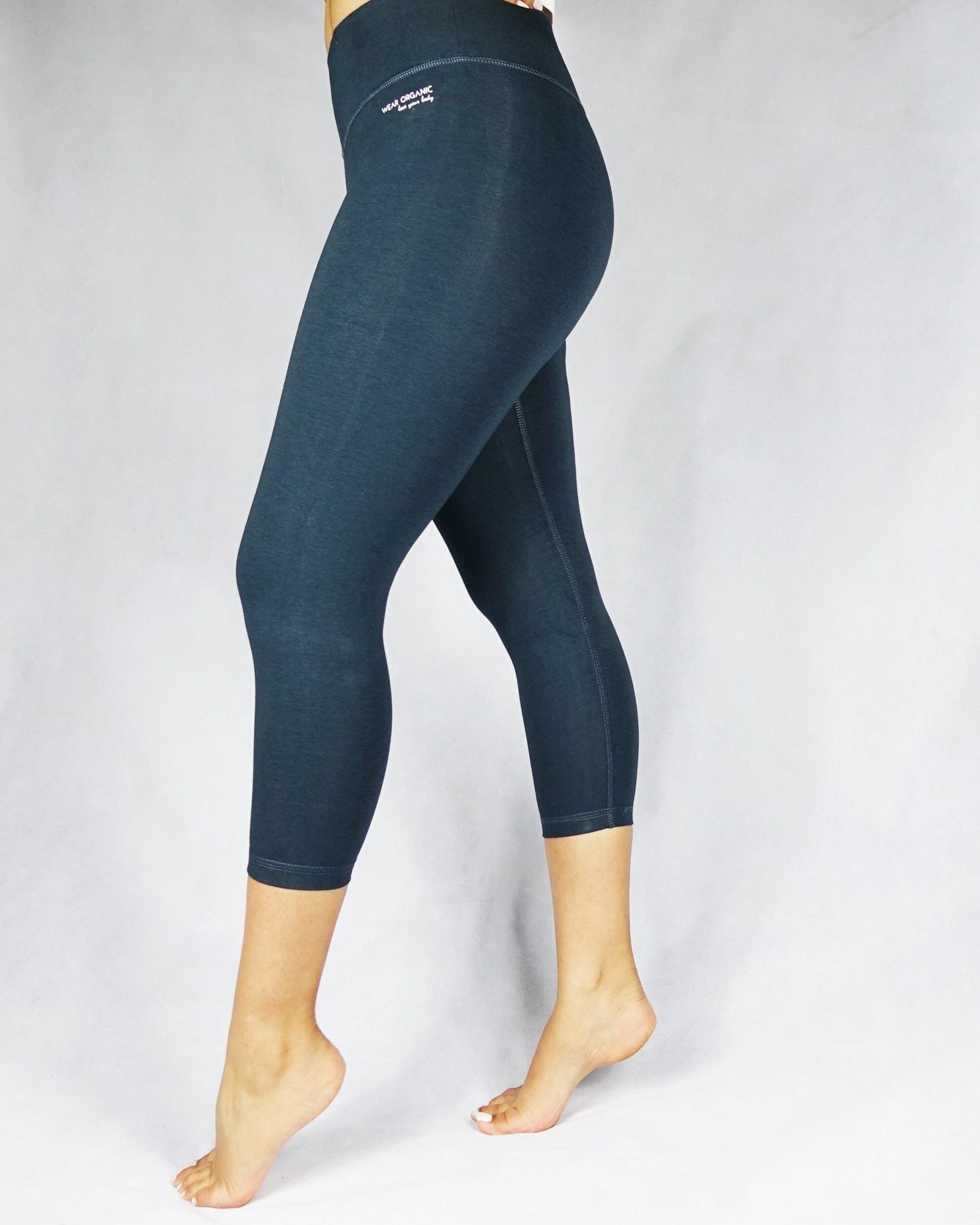 Side view of gunmetal grey crop leggings