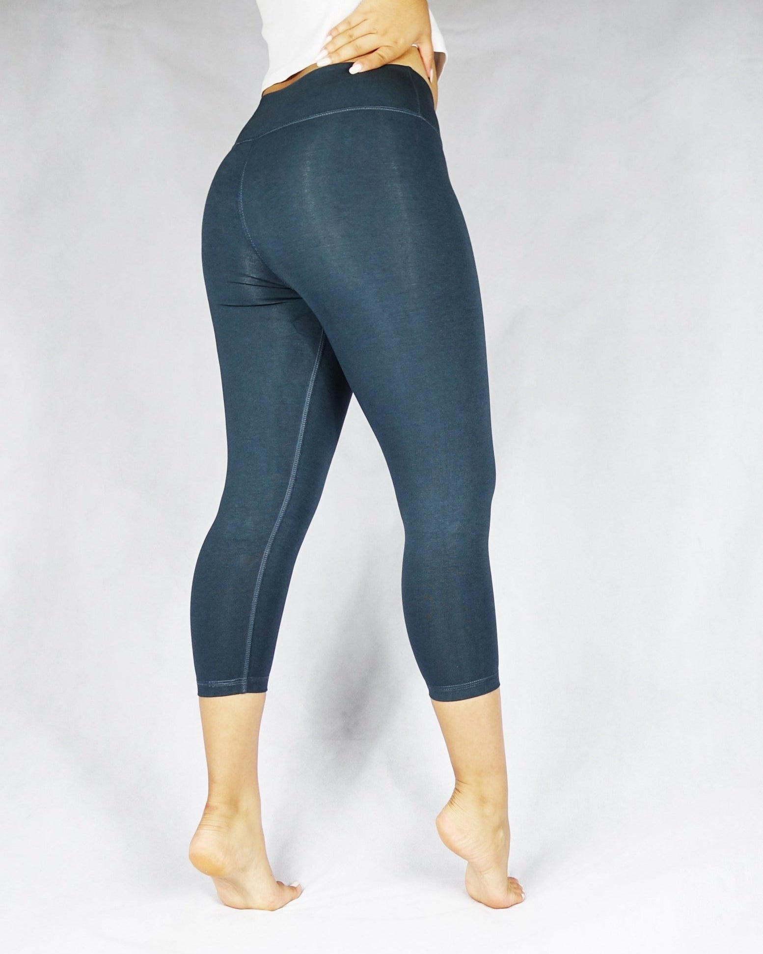 side view of gunmetal grey crop leggings