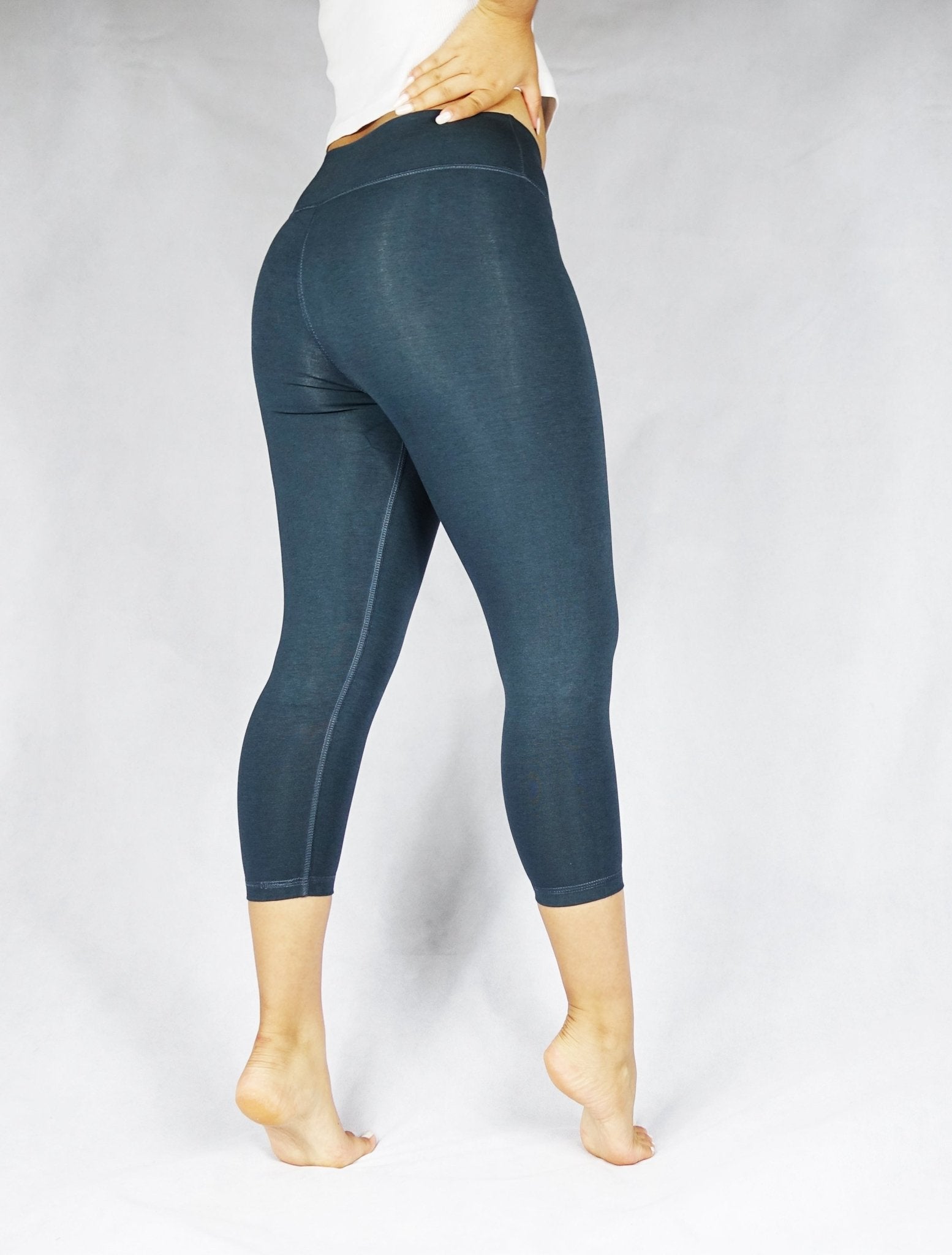 side view of gunmetal grey crop leggings