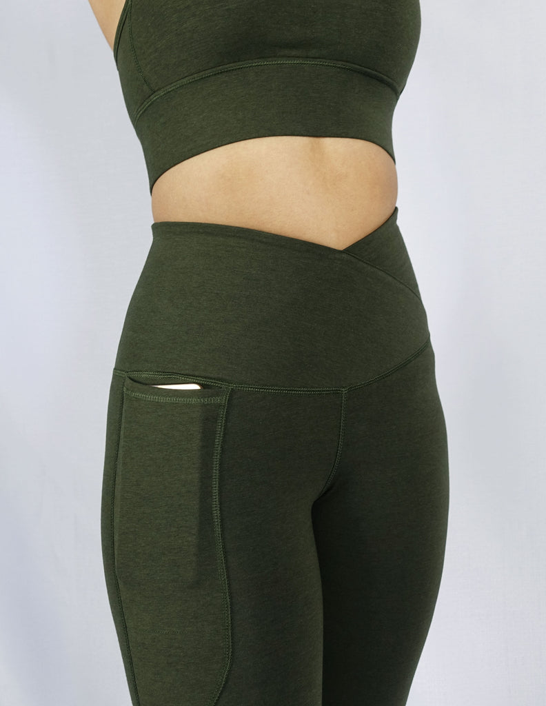 Phone pocket of khaki 7/8 length leggings with cross waist